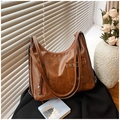 Bolso de hombro vintage marrón de piel sintética con hebilla metálica y textura - Marrón