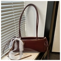 Detalle del bolso baguette de cuero burdeos con cinta de encaje blanco y cordones - Rojo