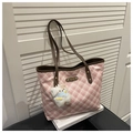 Bolso tote de nailon de cuadros rosa con asas marrones y colgante de osito blanco - Con Colgante / Café con Colgante