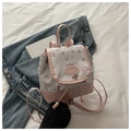 Details des Blumenmusters mit Bär und Kordelzug am Mini-Lederrucksack - Rosa