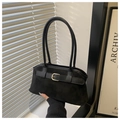 Detalle del bolso de hombro en ante negro con hebilla dorada decorativa y asa elegante - Negro