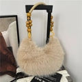 Borsa a mezzaluna in finta pelliccia beige con manico in grandi perle di legno naturale - Cachi