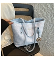 Chique lichtblauw geweven tote bag met schouderband en gouden M-letter bedel hanger - Blauw