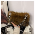 Sac bandoulière en fausse fourrure marron avec chaîne argentée pour l'hiver - Marron