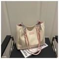Vue détaillée du sac cabas crème avec bandoulières roses et décoration de chaîne - Rose Sans Pendentif
