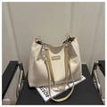 Détail du sac cabas crème avec bandoulière contrastée et anses à chaîne en métal - Khaki Sans Pendentif
