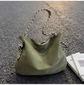 Borsa tote in velluto verde con tracolla zebrata e fiocco per uno stile casual - Verde