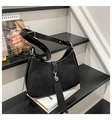 Details der schwarzen Muscheltasche aus Wildleder und Glattleder mit goldenem Beschlag - Schwarz