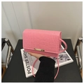 Petit sac carré rose à motif pierre avec texture crocodile et boucle dorée - Rose