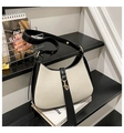 Detailansicht der Halbmond-Tasche aus Stoff mit Kontrastnaht und goldener Schnalle - Weiß