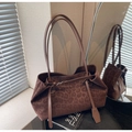 Große Retro-Schultertasche mit Leopardenmuster in Dunkelbraun mit Schnallendetails - Kaffeebraun