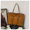 Nahaufnahme der camelfarbenen Wildleder-Tote Bag mit goldener Schleifenschnalle - Braun