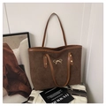 Detail einer dunkelbraunen Tote Bag mit Wildlederstruktur und goldenem Schleifen-Metallverschluss - Kaffeebraun