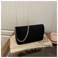 Minimalistische schwarze Wildleder-Handtasche mit goldener Kette und Klappverschluss - Schwarz