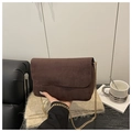 Minimalistische dunkelbraune Wildleder Umhängetasche mit goldener Kette für Damen - Kaffeebraun