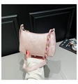 Dettaglio della borsa a spalla rosa con tessuto perlato e catena decorativa in resina - Rosa