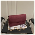 Minimalistische weinrote Wildleder-Umhängetasche mit dicker goldener Kettenriemen - Rot