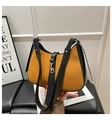 Nahaufnahme von Wildleder-Leder-Patchwork und goldener Metall-Hummerschließe - Braun