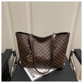 Dettaglio della borsa tote marrone vintage con stampa monogramma M e ciondolo dorato - caffè