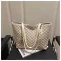 Dettaglio della borsa shopper beige con monogramma M e ciondolo logo dorato - Bianco