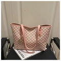 Dettaglio del motivo monogramma rosa e del ciondolo a M dorato sulla borsa tote - Rosa