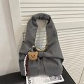 Bolso tote de pana gris con un diseño de lazo grande y un colgante de oso de peluche - Gris (Con Colgante)