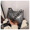 Zilveren baguette tas met slangenprint, dikke ketting en rits voor dames mode - Zwart