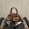 Retro dunkelbraune Umhängetasche in Kissenform mit zwei Taschen und Golddetails - Braun