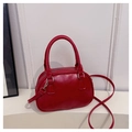 Borsa bowling rossa lucida in ecopelle con finiture argento e tracolla regolabile - Stile Semplice / Rosso