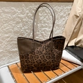 Retro-Shopper mit Leopardenmuster und braunem Leder für herbstliche Mode-Outfits - Kaffeebraun