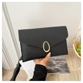 Elegante bolso de mano tipo sobre en cuero Saffiano negro con hebilla ovalada dorada - Negro