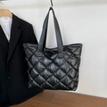 Modieuze zwarte gewatteerde tote bag met groot ruitpatroon en glanzende afwerking - Zwart