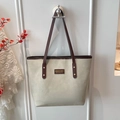 Bolso tote crema minimalista con correas marrones en contraste y detalle de logo retro - Blanco Roto