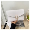 Bolso de mano tipo sobre blanco con textura Saffiano y hebilla dorada elegante - Blanco