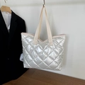 Zilveren gewatteerde shopper met ruitpatroon en brede beige geweven handvatten - Wit