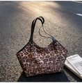 Schicke Tote-Bag mit Leopardenmuster, schwarzen Lederriemen und großem Fassungsvermögen - Kaffeebraun