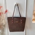 Bolso tote retro de ante marrón oscuro con remaches dorados y detalle de marca - café