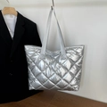 Grote metallic zilveren gewatteerde shopper met ruitpatroon en ruime opbergmogelijkheden - Zilver