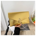 Elegante bolso de sobre dorado con textura diagonal fina y cierre metálico - Dorado