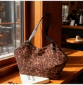 Nahaufnahme der Totebag mit Leopardenmuster, Goldschloss und schwarzen Trägern - Braun
