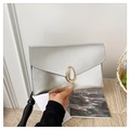 Bolso sobre plateado con textura de cruz, hebilla dorada y correa de cadena chic - Plateado