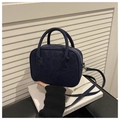 Gros plan du sac bandoulière bleu foncé à motif léopard avec texture mate chic - Bleu (Sans Pendentif)