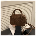 Détail d'un sac bandoulière en daim léopard marron avec doubles anses et sangle - Brun (Sans Pendentif)