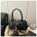 Elegante bolso de concha negro en cuero con textura lichi y detalles dorados - Negro