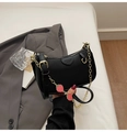 Bolso bandolera negro chic con colgantes de fresa y cadena metálica dorada - Negro