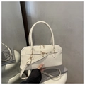 Elegante bolso de mano color blanco crema con herrajes dorados y detalle de cinturón - Blanco