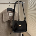 Bolso de hombro en charol negro brillante con un logotipo cuadrado de metal dorado - Negro