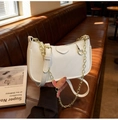 Bolso de hombro media luna blanco textura lichi con cadena dorada y corazón - Blanco