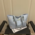 Hellblaue gesteppte Tote Bag mit bestickten Schleifendetails und Rautenmuster-Struktur - Blau