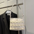 Beige geruite handtas met gelaagde kanten ruches en metalen logo voor een Franse stijl - Wit
